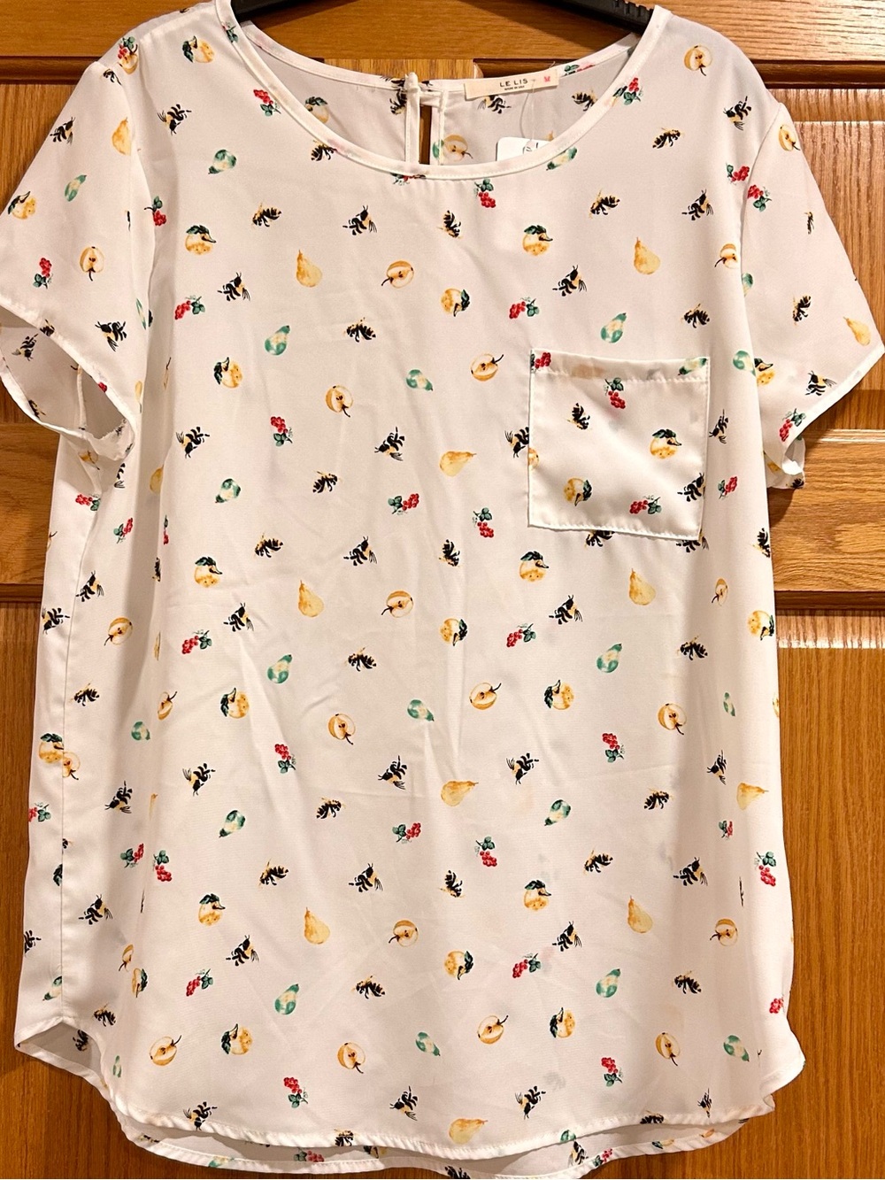 NWT Le Lis White Short Sleeve Blouse with Fruit and Bee Print, Size Large